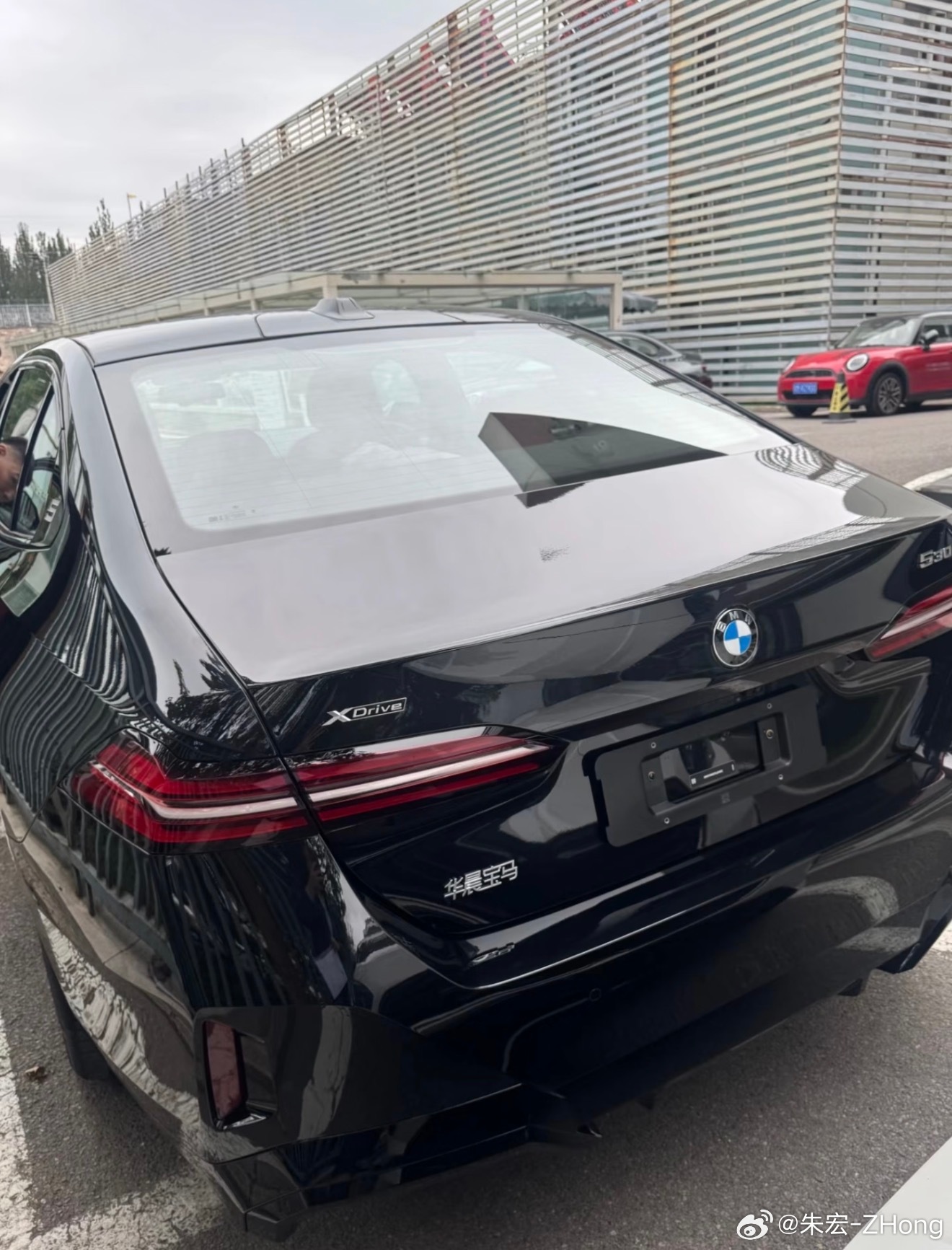 宝马530Li 宝石青 红内 四驱 指导价42.8万全款裸车 312,300元 
