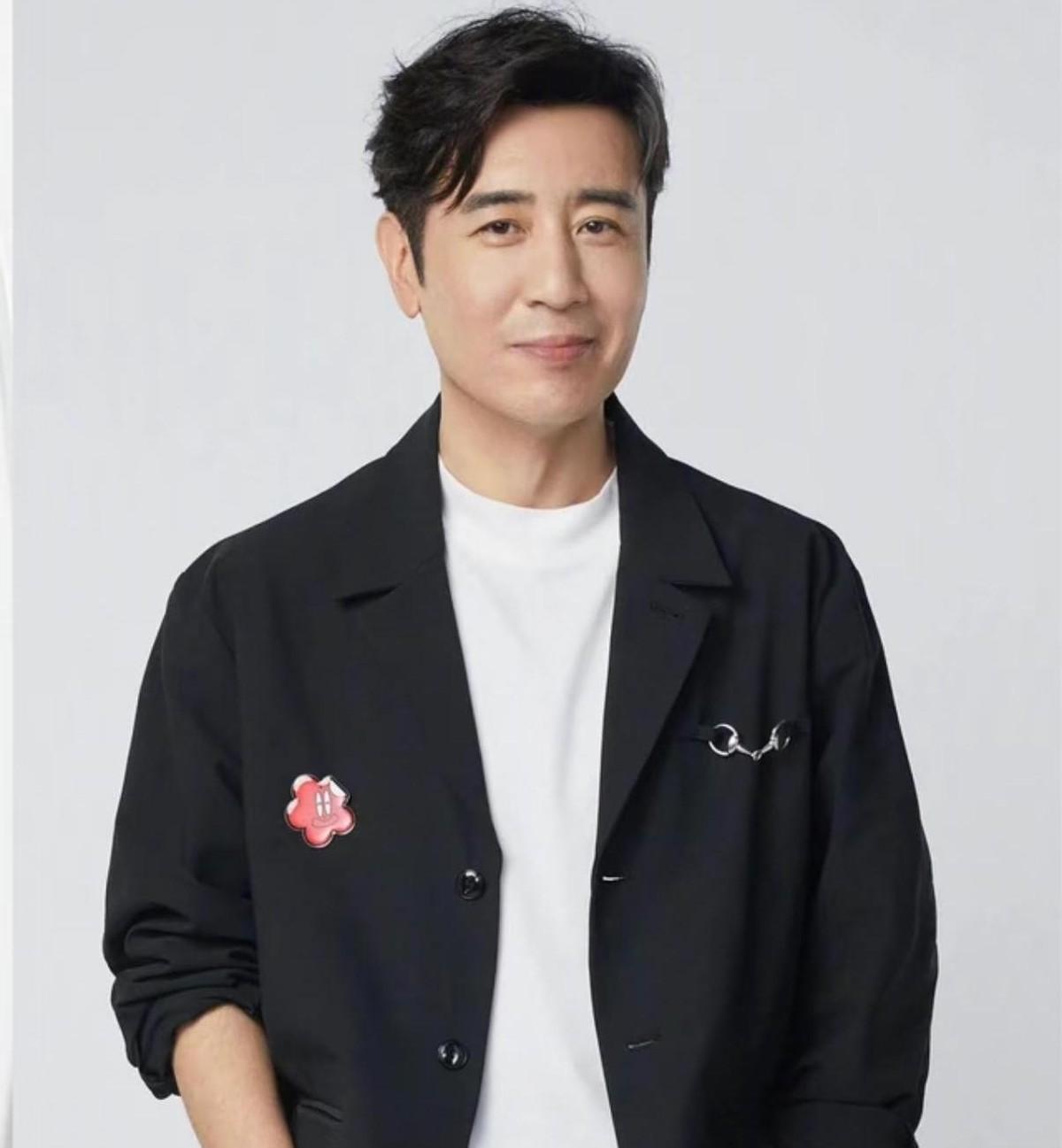 于和伟一顿饭334块，老板大手一挥：给300就行！
这34块钱，抹掉的是零头，看