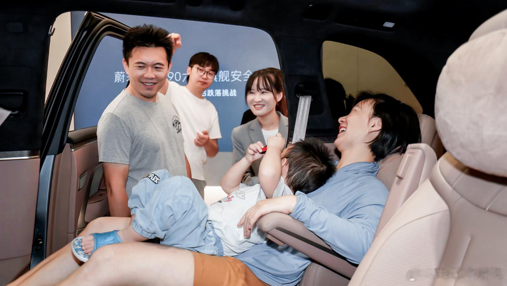 说实话我觉得这张照片是最能诠释乐道L90“生来为大家提供幸福感”的定位注意 不止