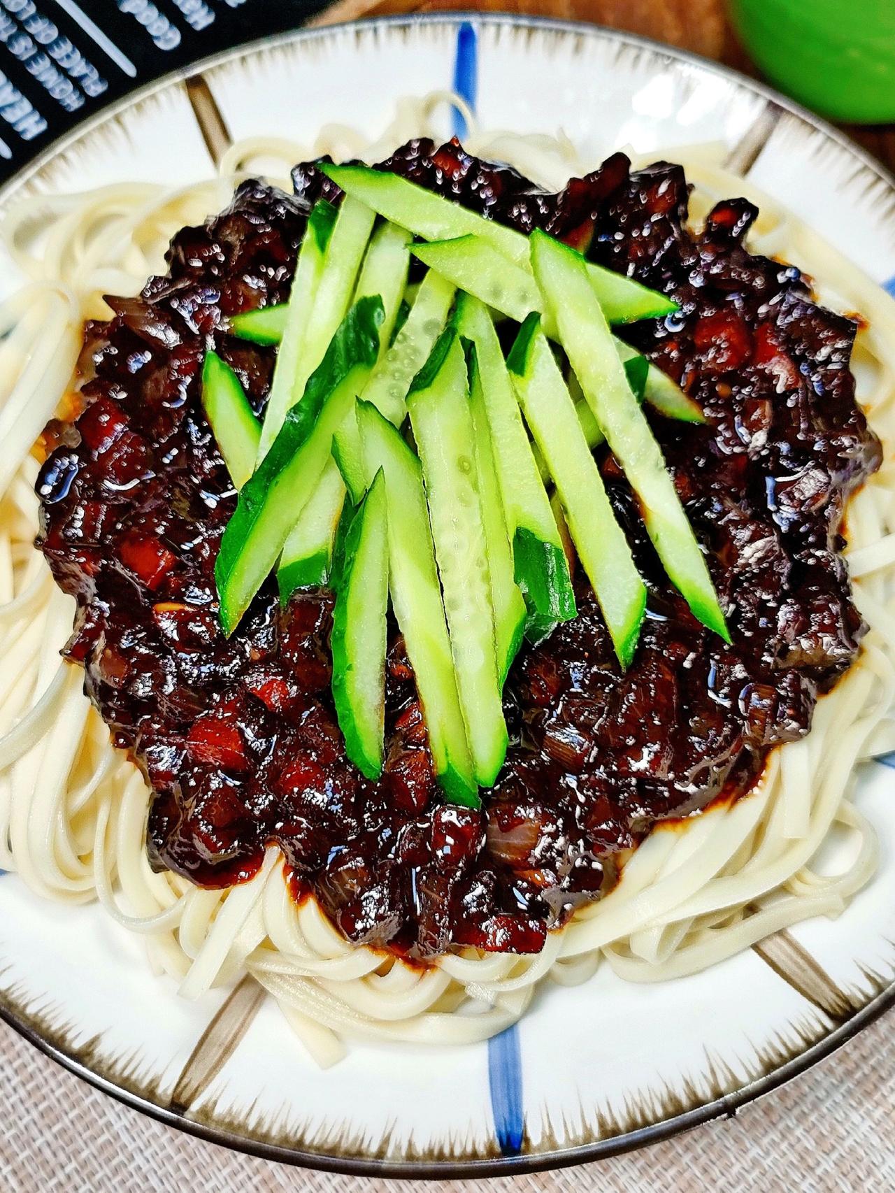 巨简单的素炸酱面，一碗不够吃
天气热没有食欲的时候，就想来一碗超好吃的素炸酱面，