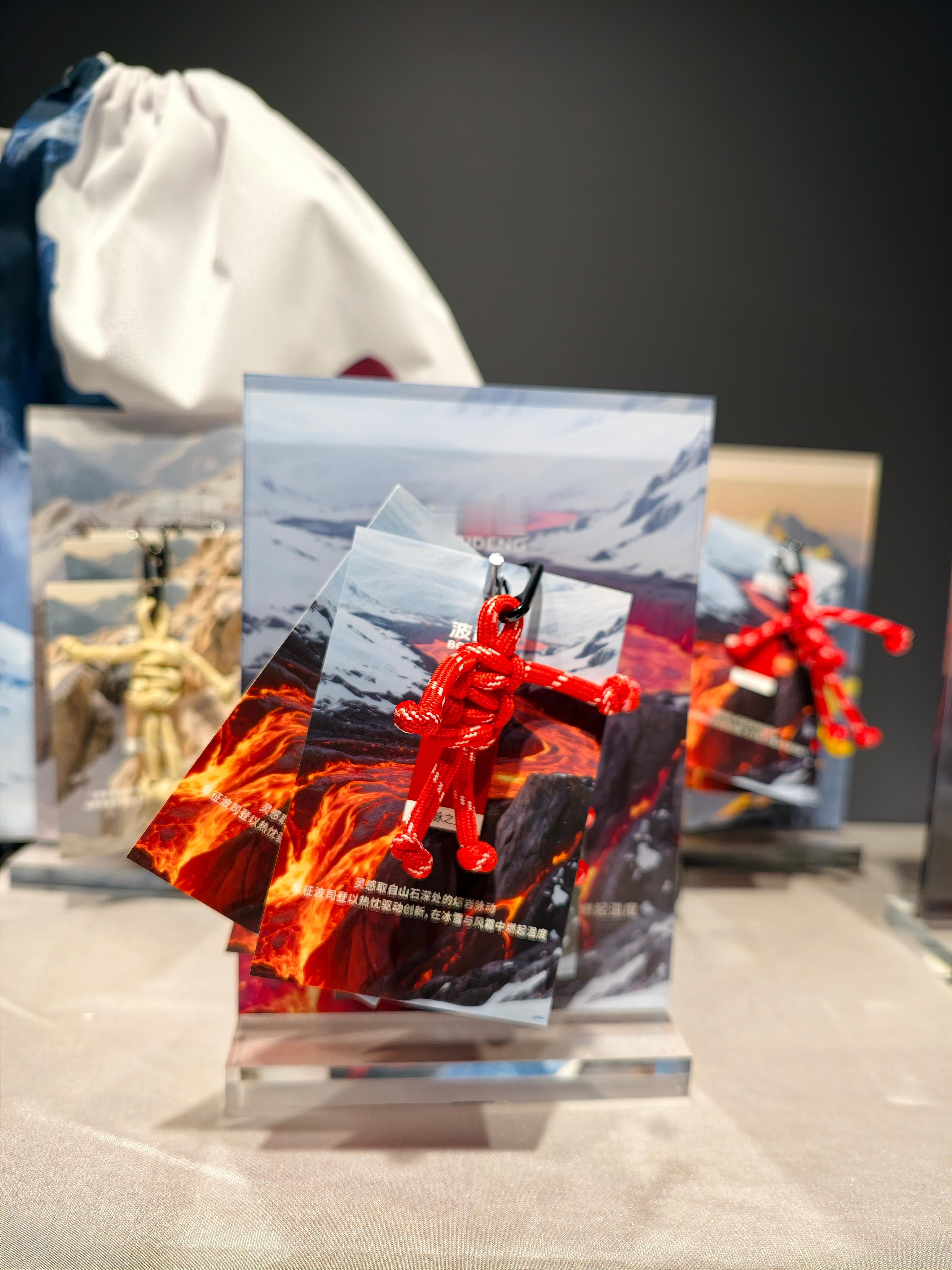 上周日波司登南京东路登峰旗舰店特邀一日店长负加七和十一列车惊喜空降！现场实力讲解