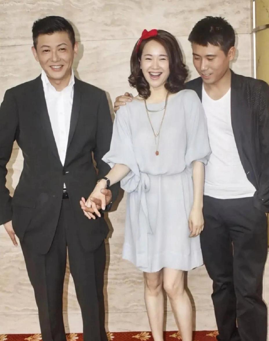 左小青也太白了，这手和程前的手两个颜色。