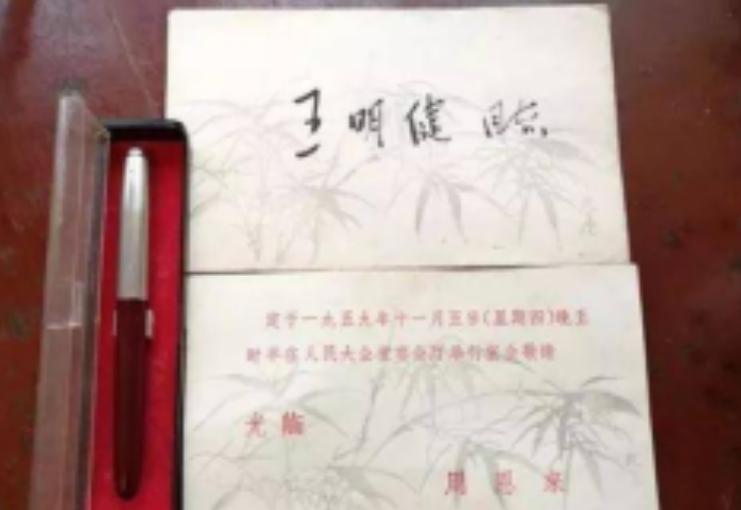 1956年，王明建在毕业前夕，突然被两个神秘军人带走，整整30年都没有消息，30