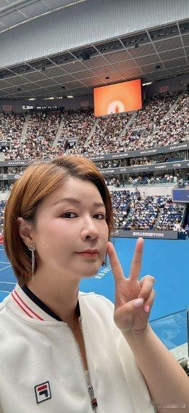 杜华跟艺人说发多少专辑都红不了杜华这直性子我爱了，不懂啥李秀满先投为敬，回头对男