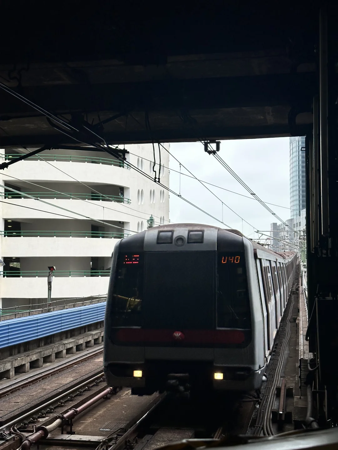 当列车呼啸而来