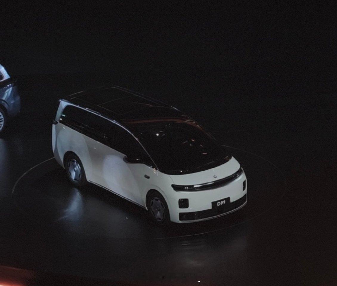 零跑汽车十周年 零跑的MPV也来了，26年MPV市场也很热闹，不输三排六座大SU