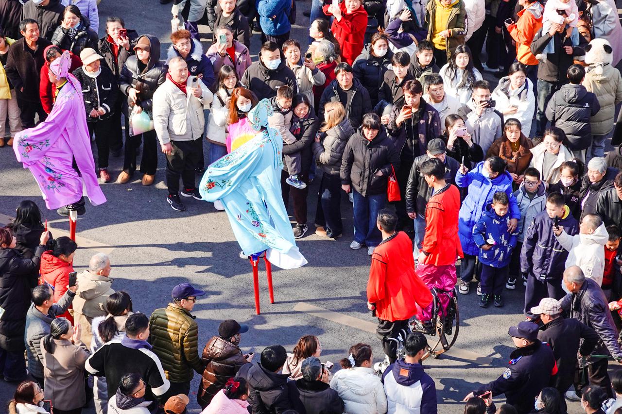 春节期间，位于明府城的明湖市集自开启以来人气持续高涨，吸引了数万市民前来逛市集、
