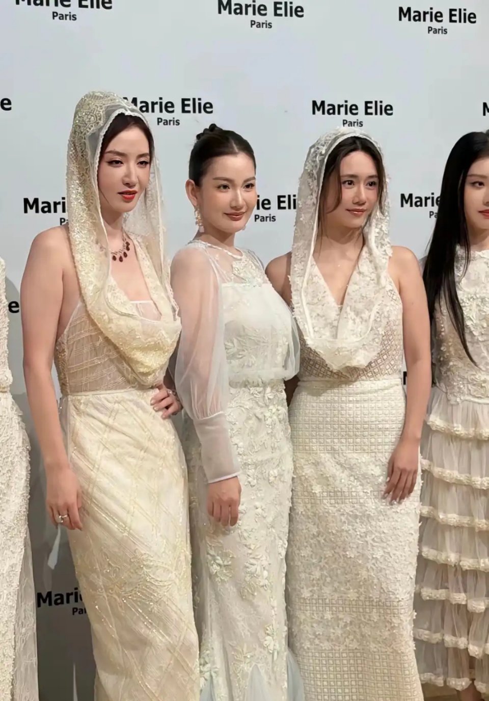 这款服饰配头巾真的太美了，看着好有女人味！ 