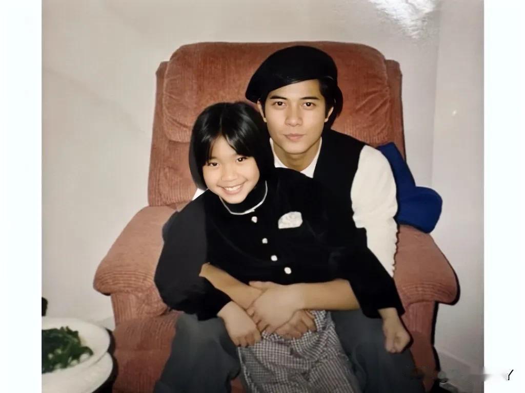 1995年，香港，秦沛女儿姜丽文与郭富城的合影旧照，那时候姜丽文9岁，活泼开朗。