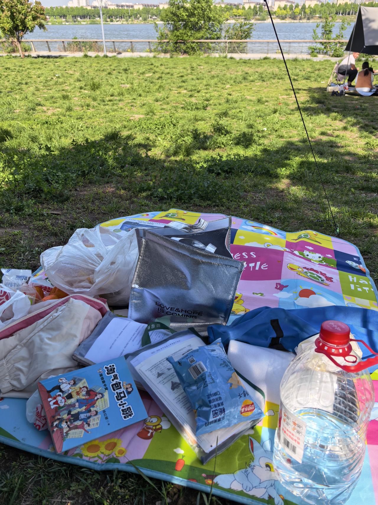 孩子说出去玩的时候会写作业，这个一般不要信。