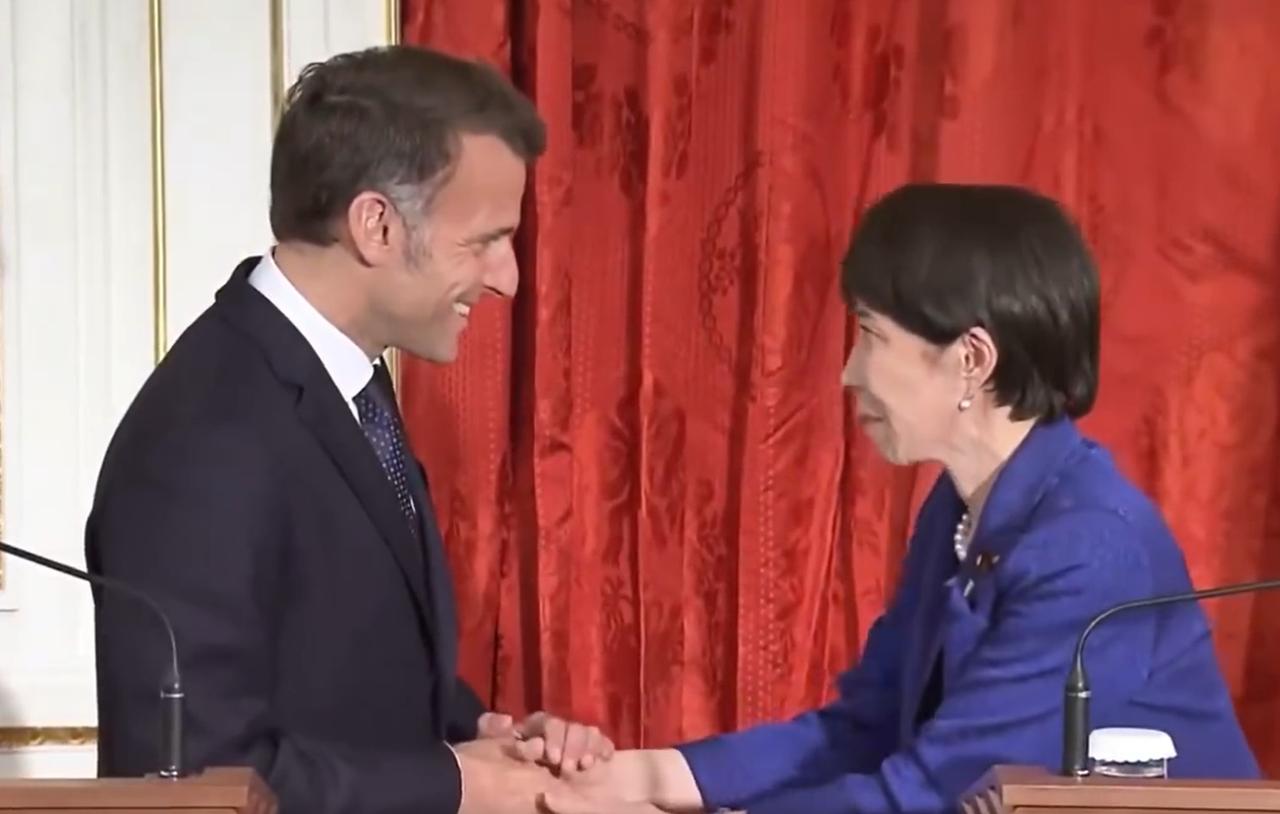 高市早苗把马克龙整不会了。

两人握完手之后，马克龙本来做了一个双手合十的敬礼，