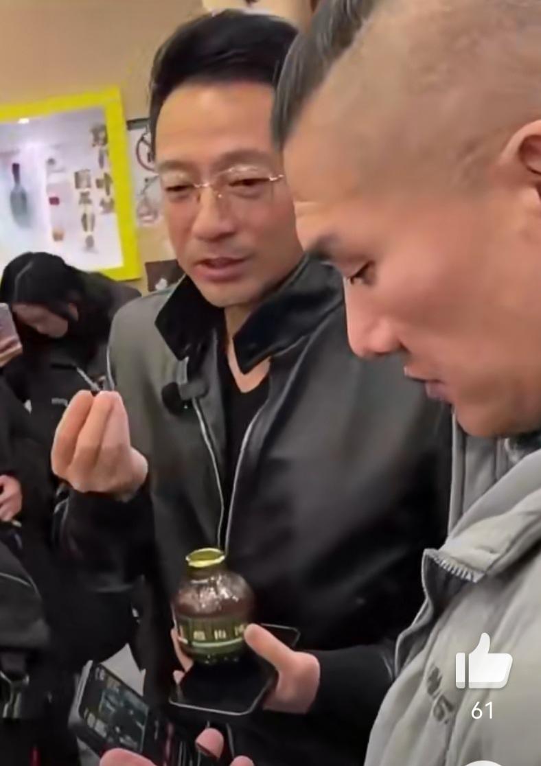 网友喊话汪小菲以后不要再招待馆长了，他这个人摇摆不定，来大陆说大陆好回湾湾就另一