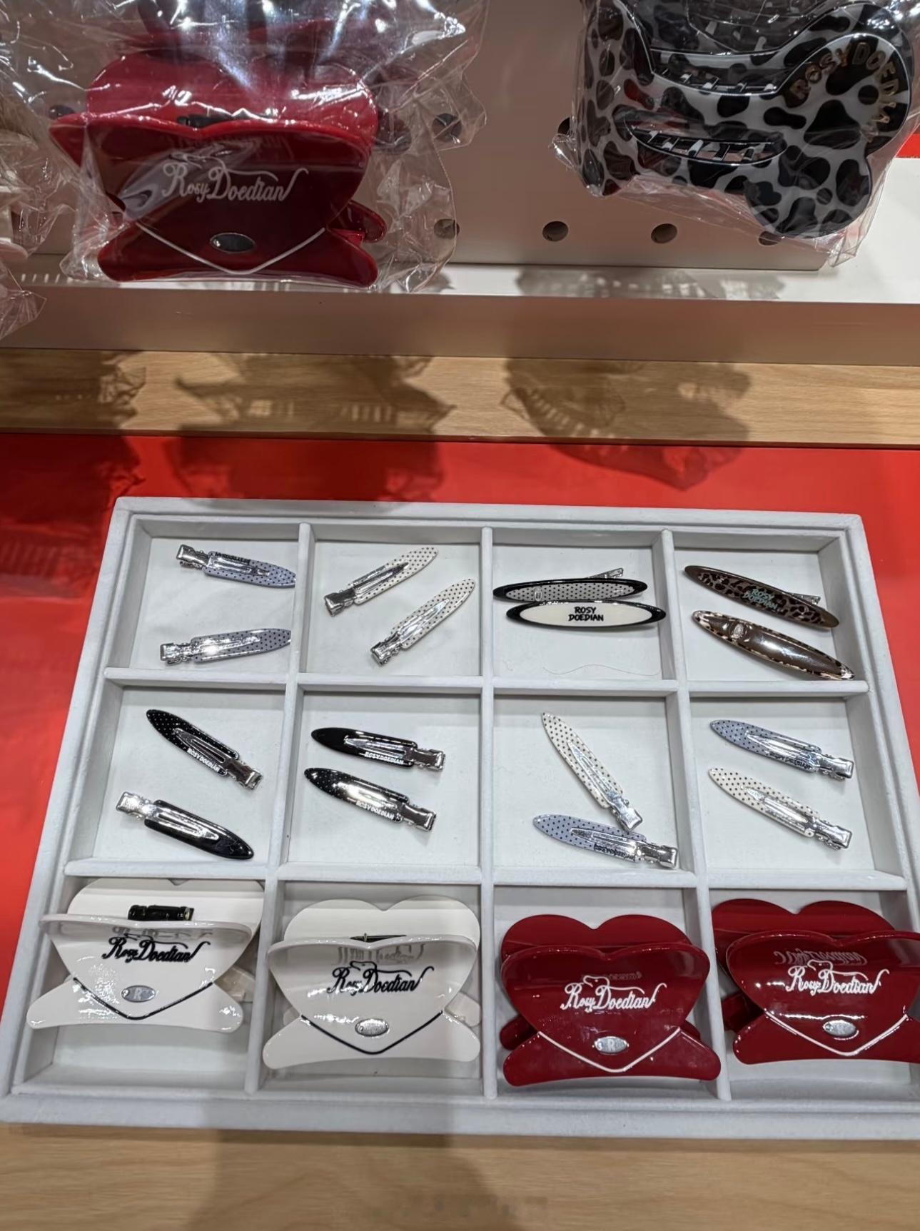 女星赵露思在北京开店了，水杯269，手机壳129，发夹139，你们觉得咋样