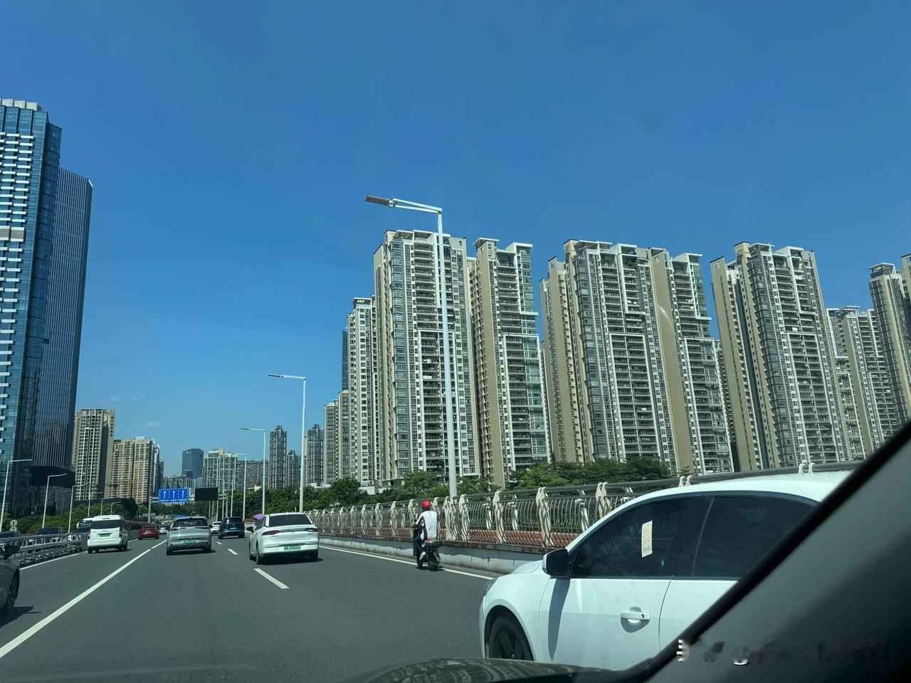 广州猎德村的土豪们，太可怜了！
 
9月30日，开车带着北京一个朋友，逛广州，走