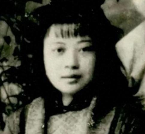1945年，日军轮奸了黄美英，紧接着在她的下身灌入辣椒水，割去了她的双眼和双乳。