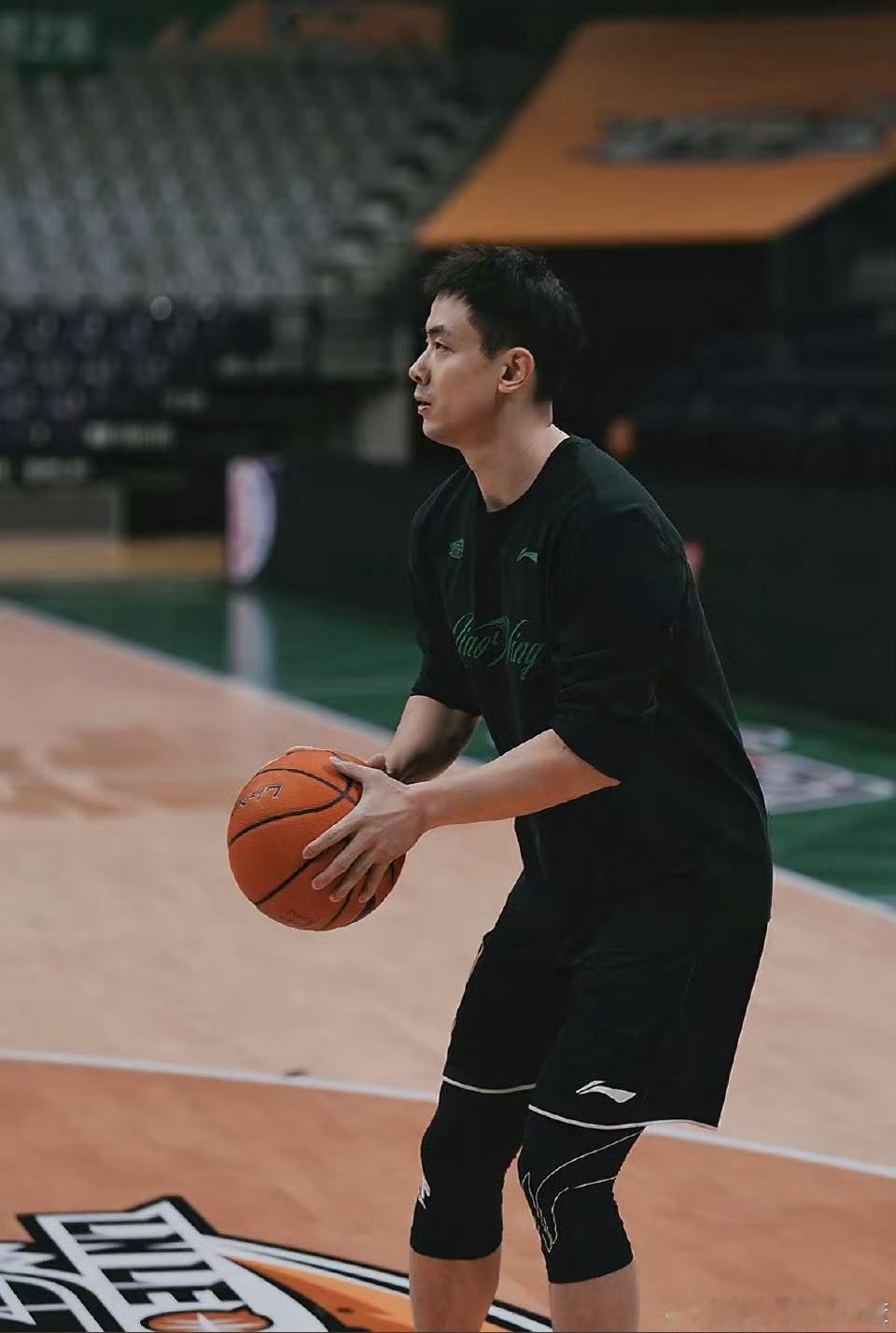 继伟的回归让辽宁队彻底活了不光是技术层面的提升 还有精神方面的大提升！赵继伟赛季