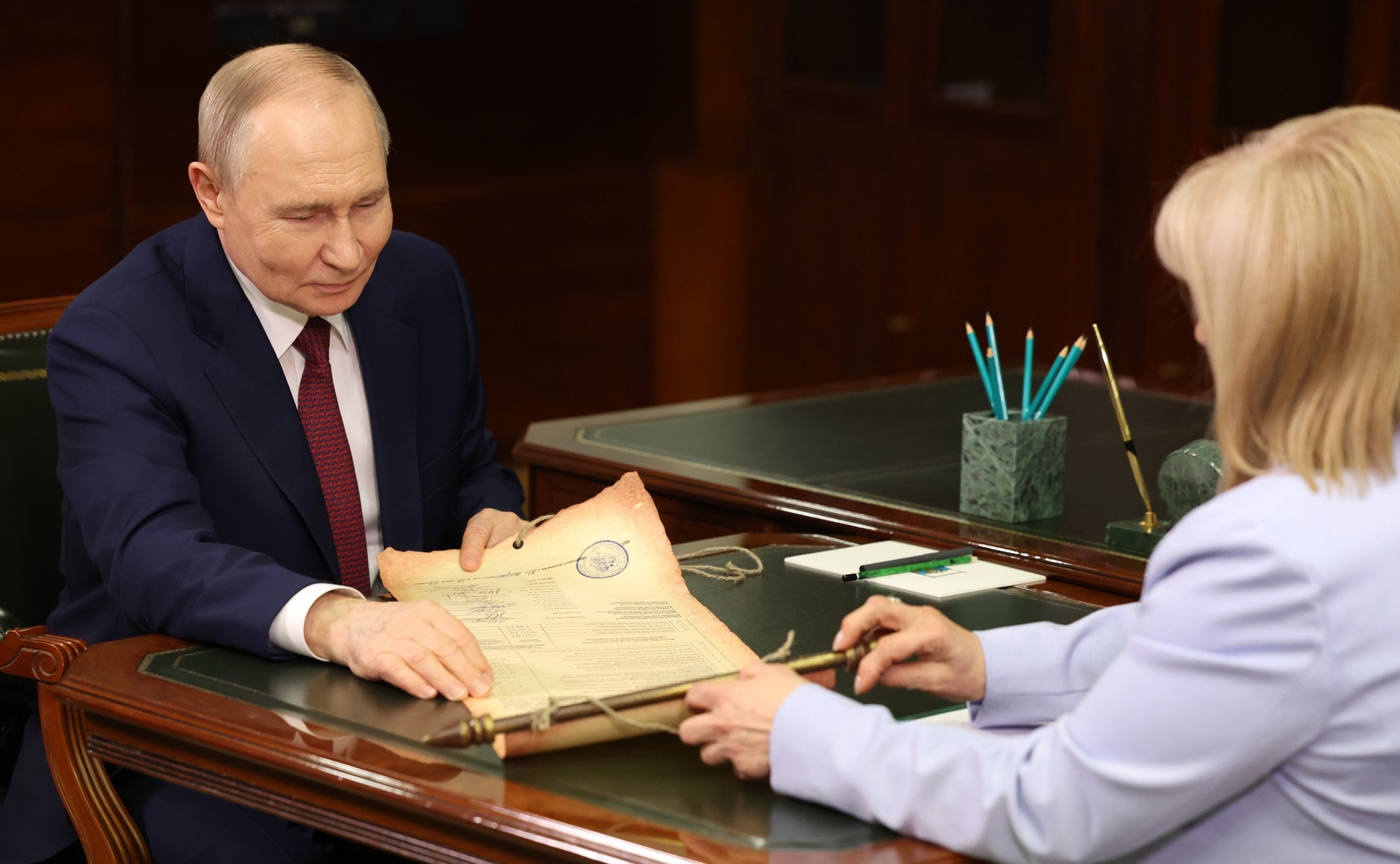 瓦洛佳小朋友  会见中央选举委员会成员弗拉基米尔·普京与中央选举委员会成员举行了