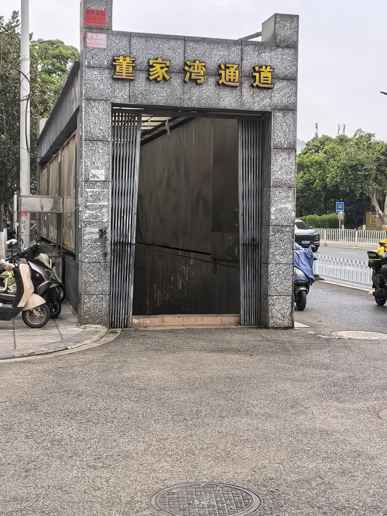 这是我在昆明见到的第一个过街地下通道
有一个问题，现在知道昆明的人们都为什么不走