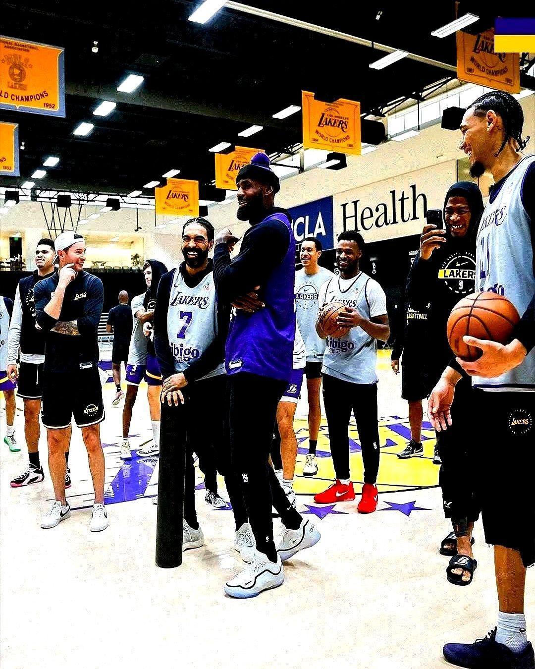 詹姆斯41岁生日，场面热闹结果尴尬。

湖人队训练后给老詹过生日，双层大蛋糕顶个