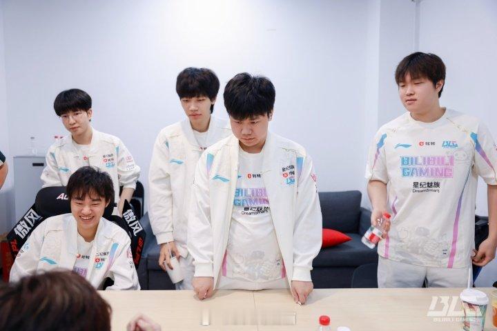中韩赛区第三阶段全胜仅有EDG🤣GEN、T1、BLG全有负场今日的LPL登峰组