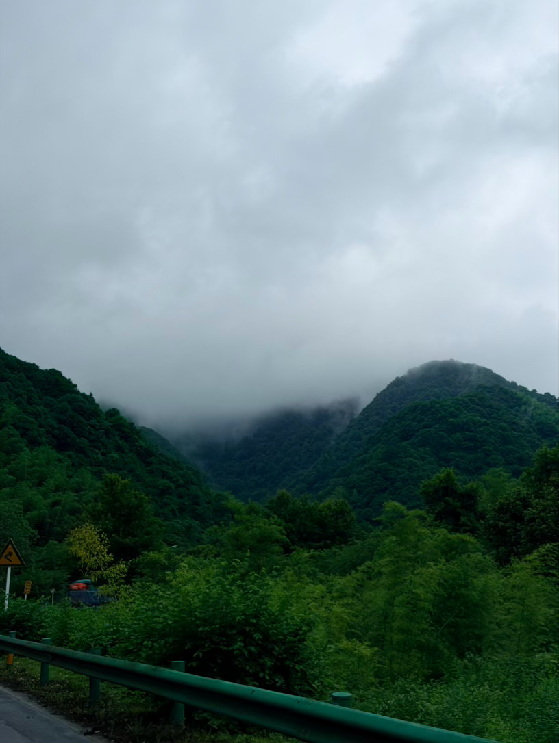 笑死，感觉我奶家门口的风景和川藏线上那些咖啡厅的风景一模一样我奶家也能改成咖啡厅