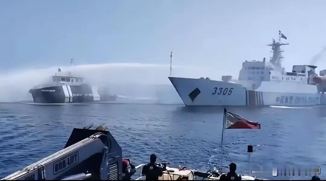 是中国人太老实还是中国人没智慧？一帮菲律宾海盗迎日强闯我南海岛礁，杀人的刀子明晃