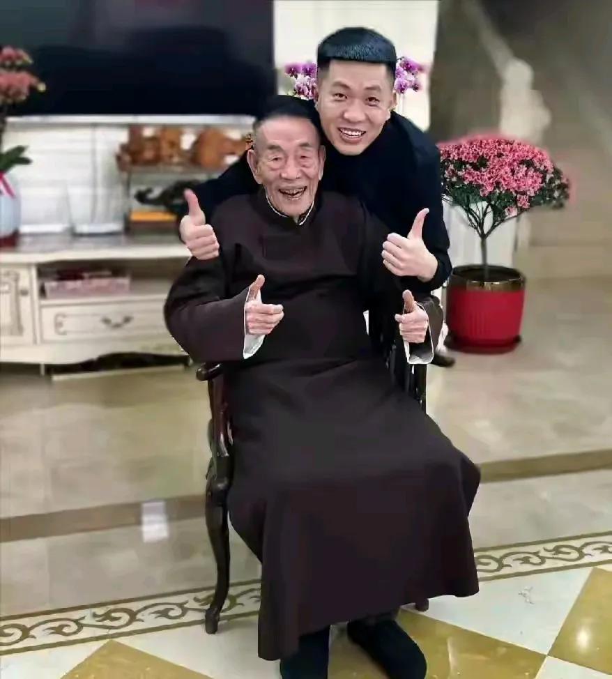 杨议助理小辉公开发声：杨家老三父女，欠我的必须还！

杨议这事儿，这两天又有了新