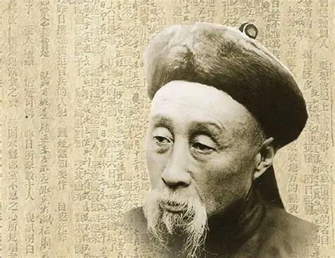 1911年12月22日清晨，成都皇城明远楼下，一颗白发苍苍的头颅被高高提起。那位