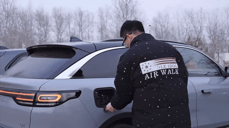 冰雪旅游 今年冰雪旅游又火了，都想着去东北走野路看雾凇，晚上住冰屋看星空，当然也