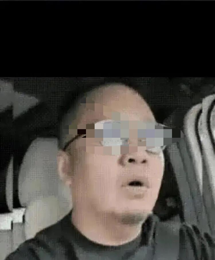 近日，一位年轻姑娘独自乘坐网约车时，遭遇了所有女生都懂的突发窘迫。生理期意外提前