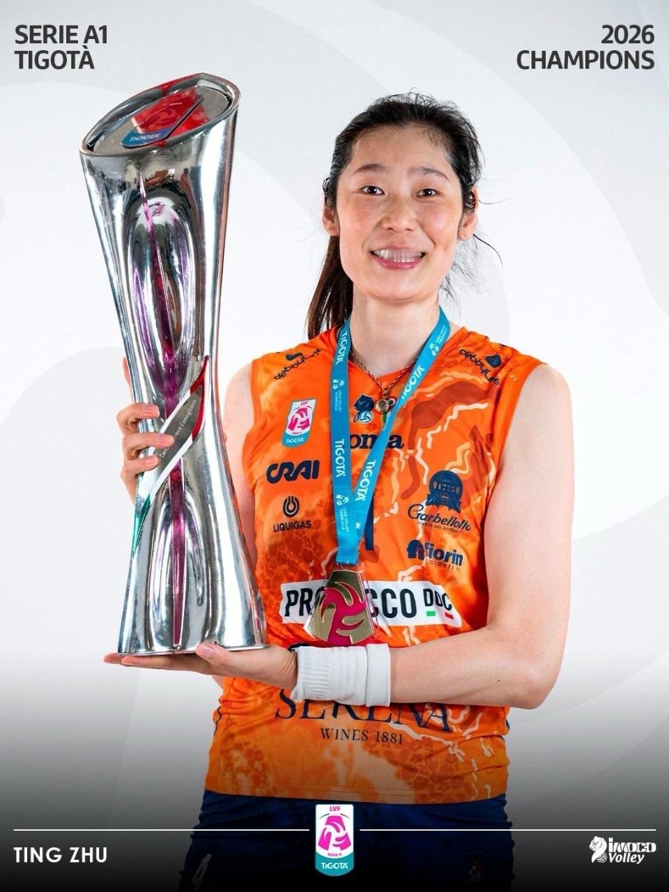 意甲官方和科内利亚诺俱乐部联合发布的捧杯海报，主力每人一组，替补每人一张合一起算