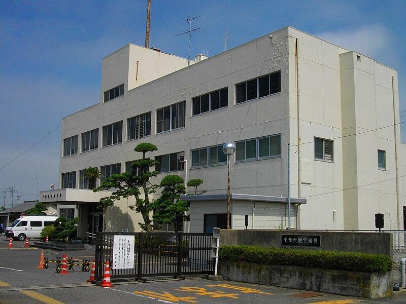 突发新闻——日本中央应急部门官员于周五表示，日本中部一家工厂内发生持刀伤人事件，