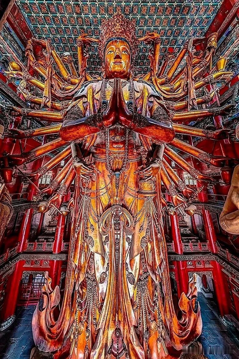 承德普宁寺大佛容易被忽略的细节
 
来承德普宁寺，所有人都直奔大乘之阁的千手观音