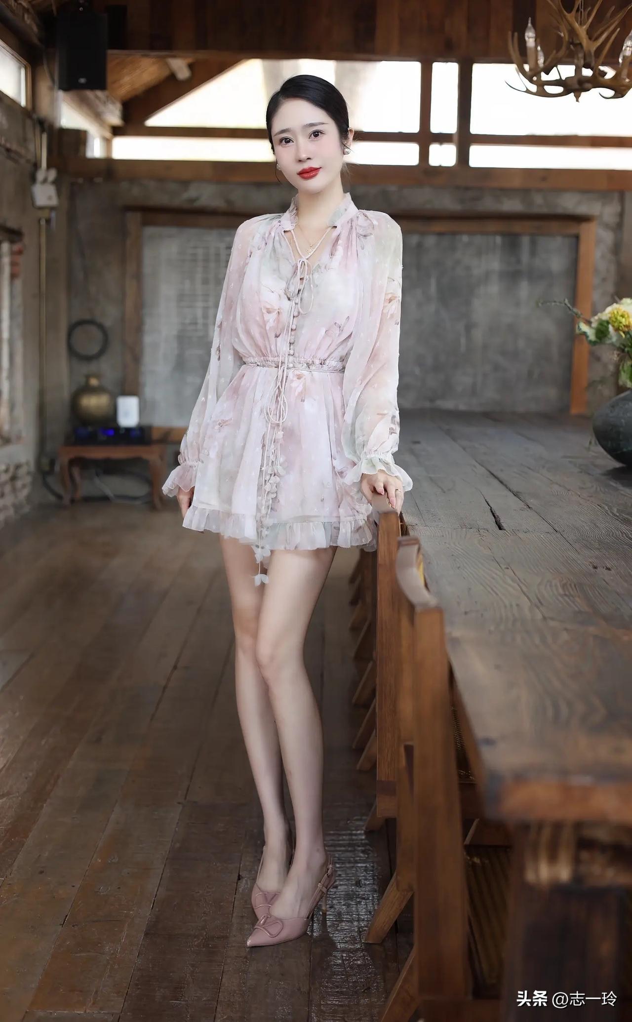 优雅下午茶时光，粉色连衣裙与咖啡的完美搭配💕