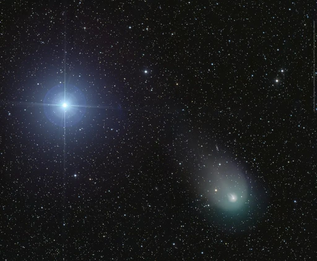12月4日，周期彗星庞斯-布鲁克斯与北天琴座α星织女星共同出现在这一望远镜视野中