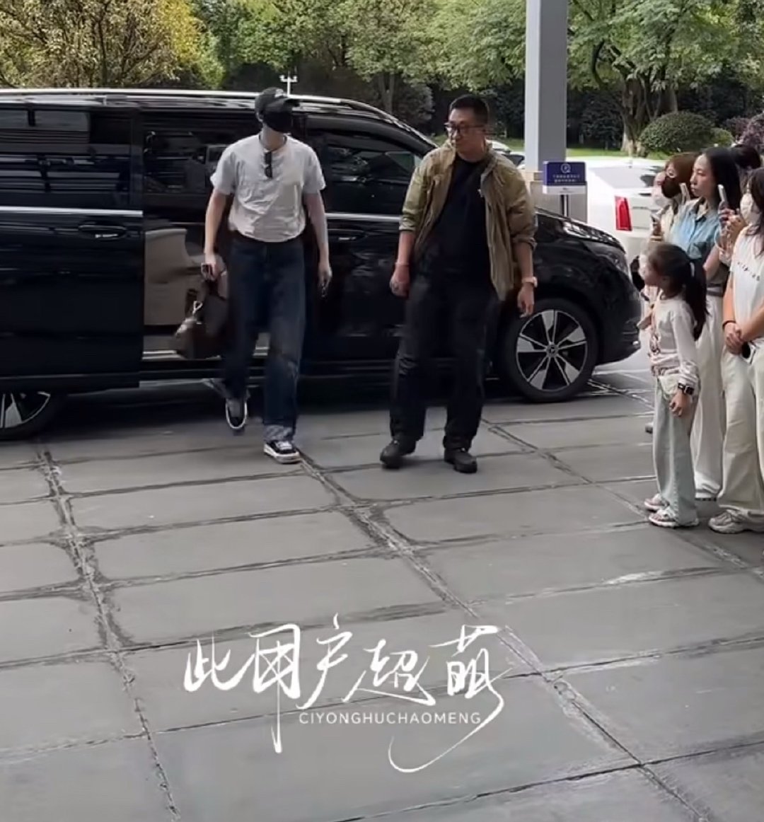 刘宇宁跟小朋友打招呼刘宇宁就这么水灵灵的出现，并且打了招呼 