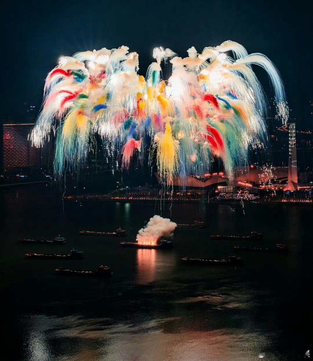 陵水跨年烟花许愿夜  海南海洋花火狂欢节  璀璨的烟花，悠扬的音乐，广阔的海洋，