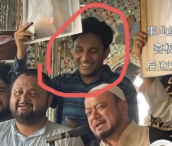 伊朗悼念活动，这位哥们，笑得那么开心？大白牙都露出来了，还站在中间C位，怕别人看