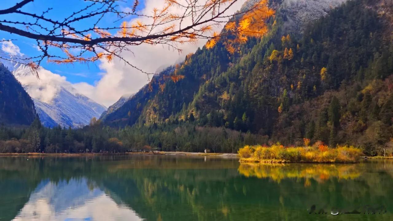 《鹧鸪天·毕棚沟赏秋》
（原创首发）陋室听秋/文
 
秋入毕棚意韵悠，山环水绕境