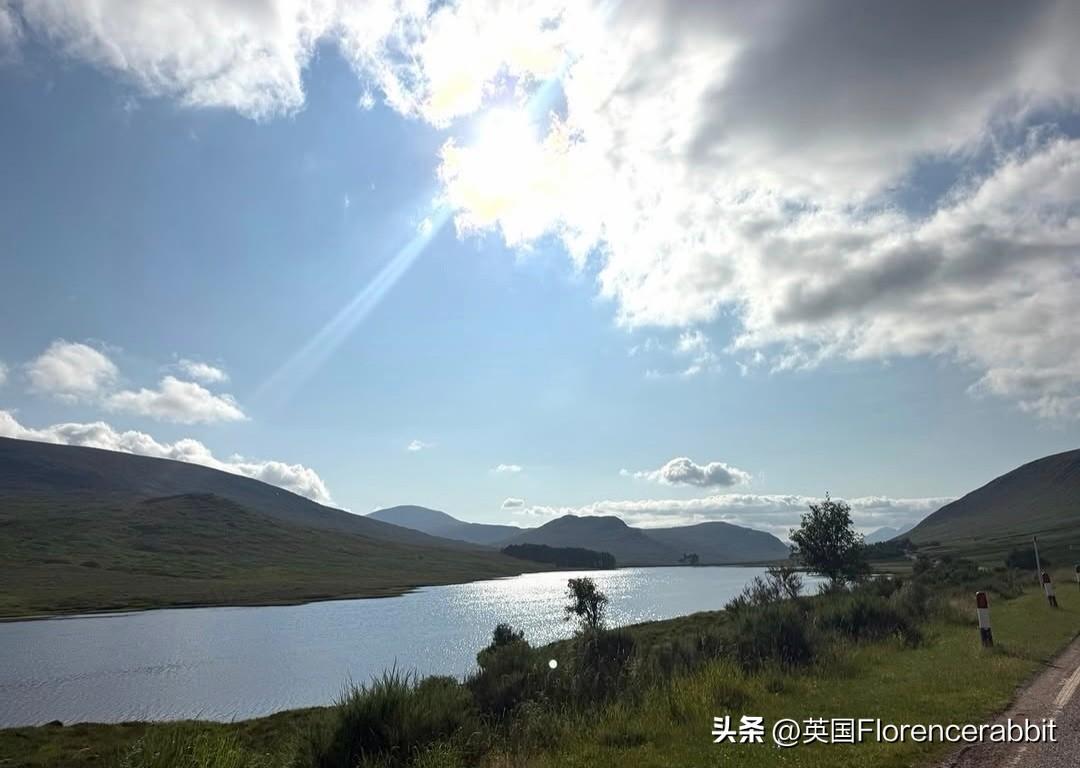 梅根在社交媒体上晒了一张苏格兰湖泊的照片，结果没人关注，她恼火不已，于是赶紧要“