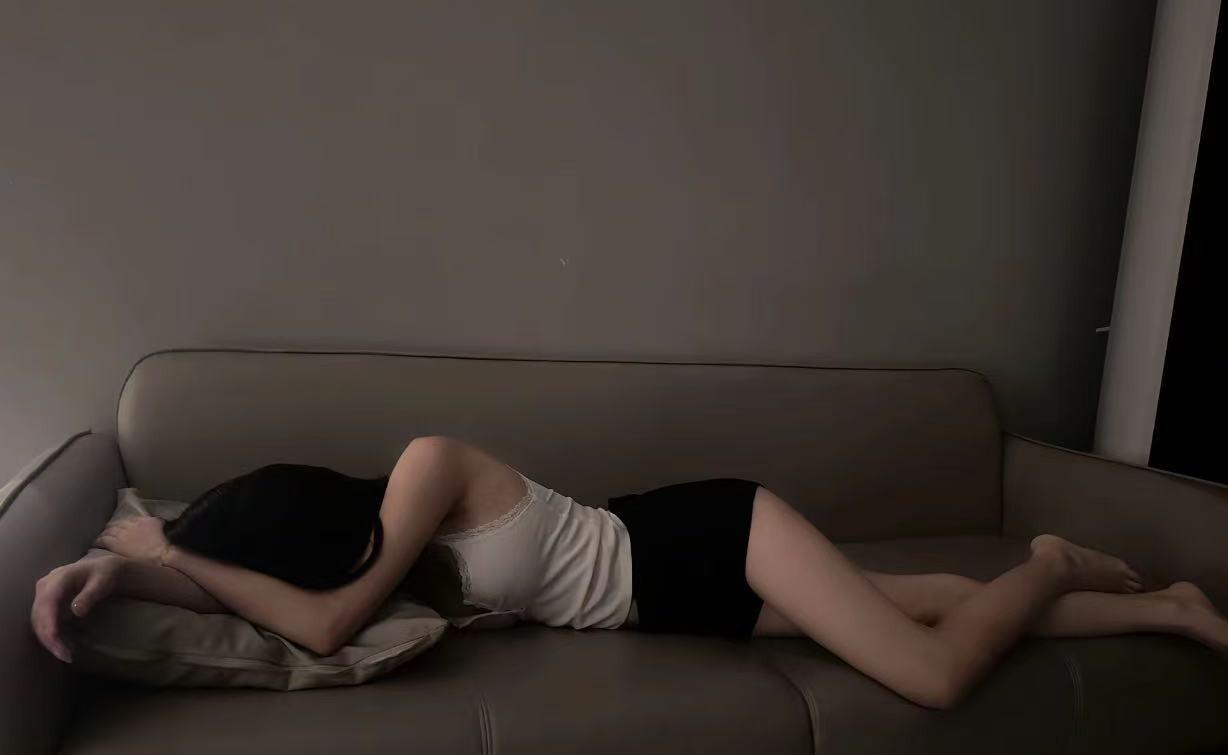 熟睡的卧室，

兄弟留宿竟成猥亵现场，

门为什么没锁？

那天早上九点多，李某