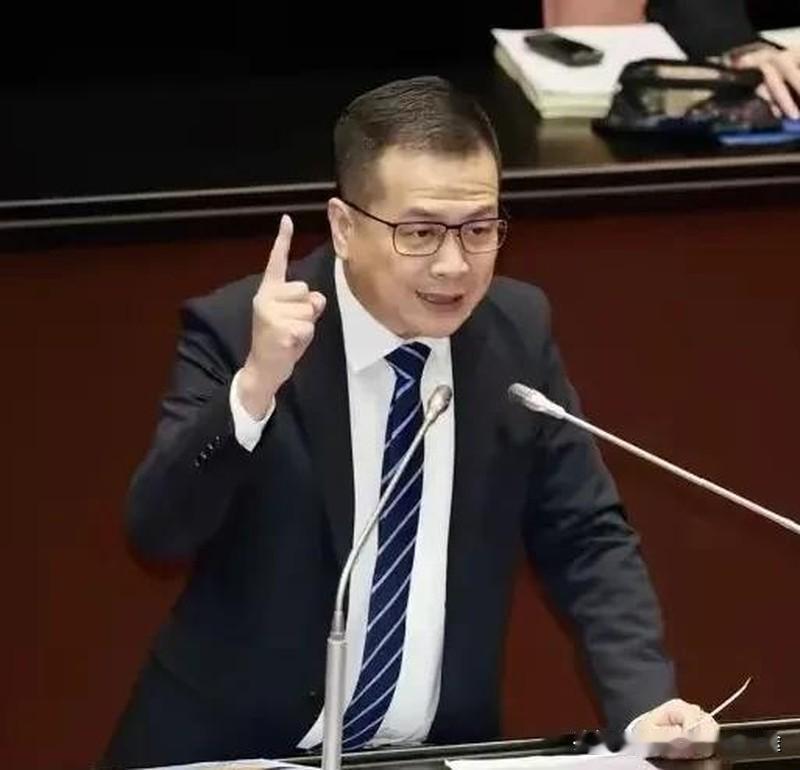 岛内政坛“统一”大考：罗智强情感认同中国人引发热议！
 
各位朋友，最近岛内政坛