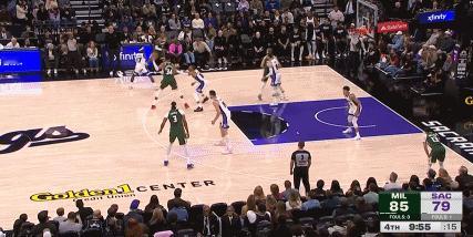 以柔克刚……威少有勇有谋教训字母哥！
37岁身高只有193cm的威少单防31岁身