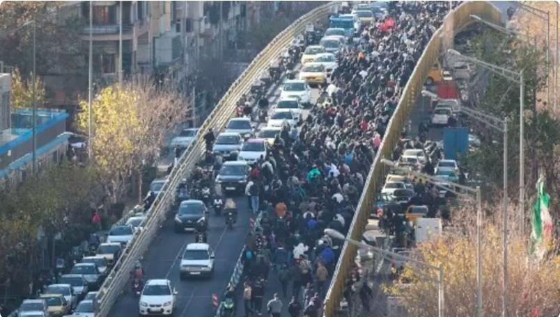 媒体：伊朗大规模示威：政府建筑遭袭 货币跌至历史新低

在本国货币对美元汇率跌至