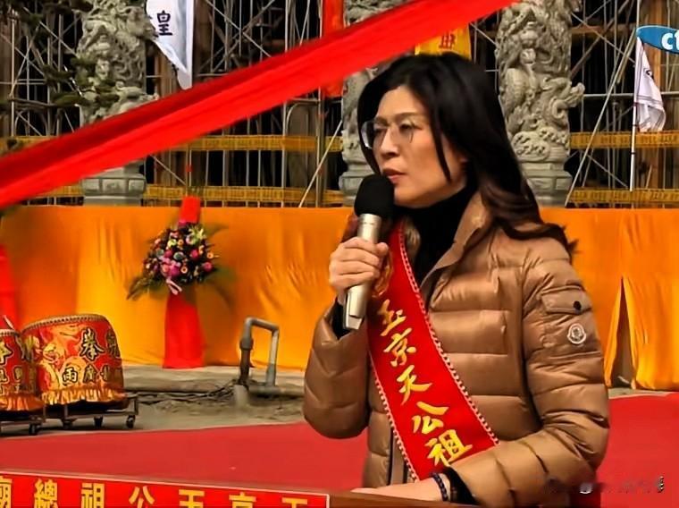 郑丽文全程没说一句话，却把台中提名的底牌亮得明明白白！
 
1月10日总庙大典，
