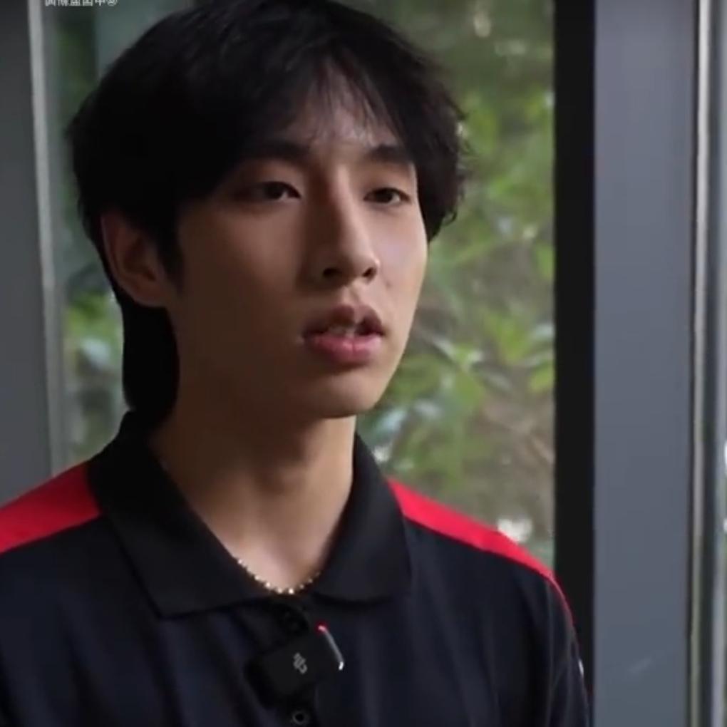 近日，浙江平湖00后小伙毛晨晰，躺在病床上捐献造血干细胞的画面走红网络，这个22