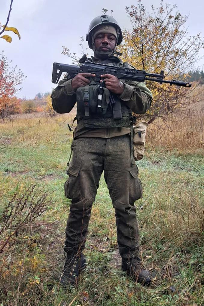 泽连斯基称乌战败并入俄不会发生这俩都是正在俄乌战场上搏命的士兵。还有许多这种兵。