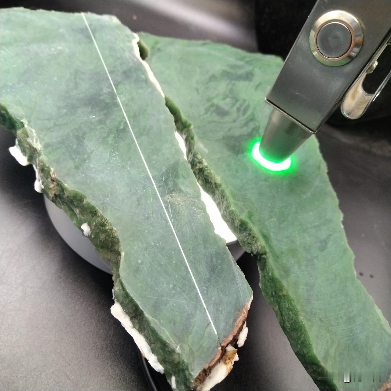 俄料碧玉苹果绿板料｜难得一遇的收藏级玉料
 
正宗俄料碧玉苹果绿板料，色泽清新匀