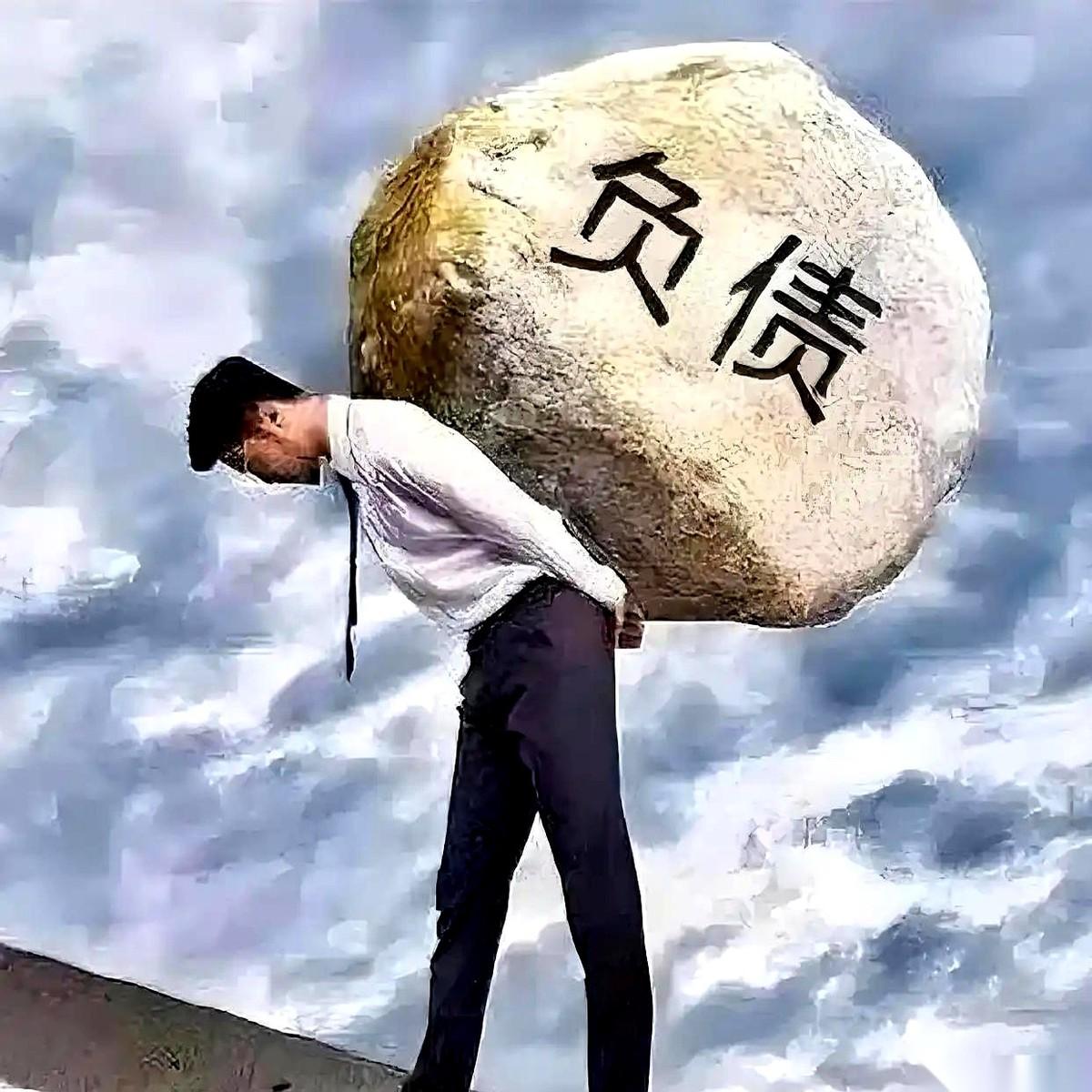 欠了300多万，卖干卖净，名下就剩一辆破小电驴。
法院传唤他去走“强制执行”的程