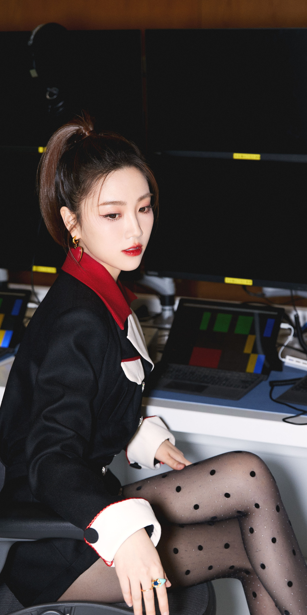 张纯烨，斑点黑色丝袜穿秀出大长腿，妥妥的内娱”腿精“。张纯烨